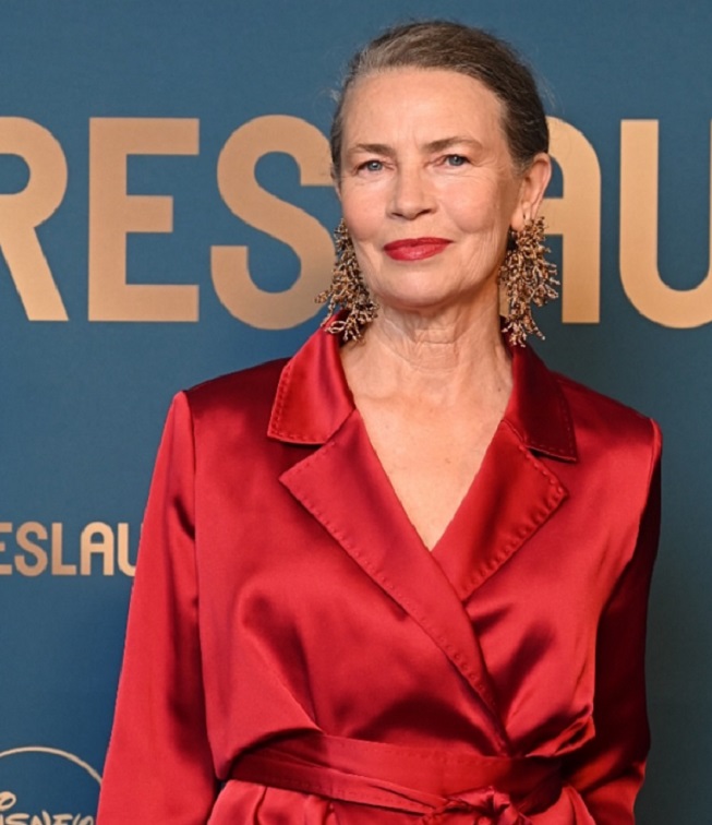 Czerwień – kolor, który nie pyta o pozwolenie. Lidia Popiel w garniturze Caterina Leman